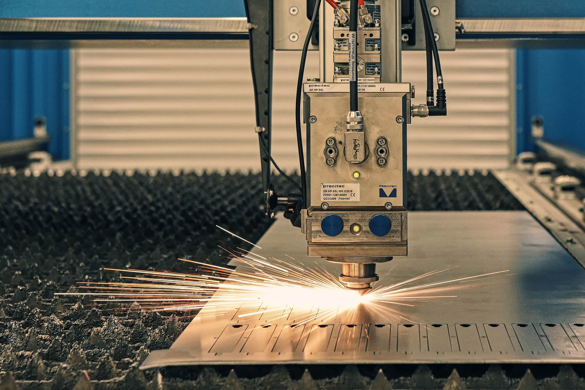 Laserové řezání oceli na CNC stroji